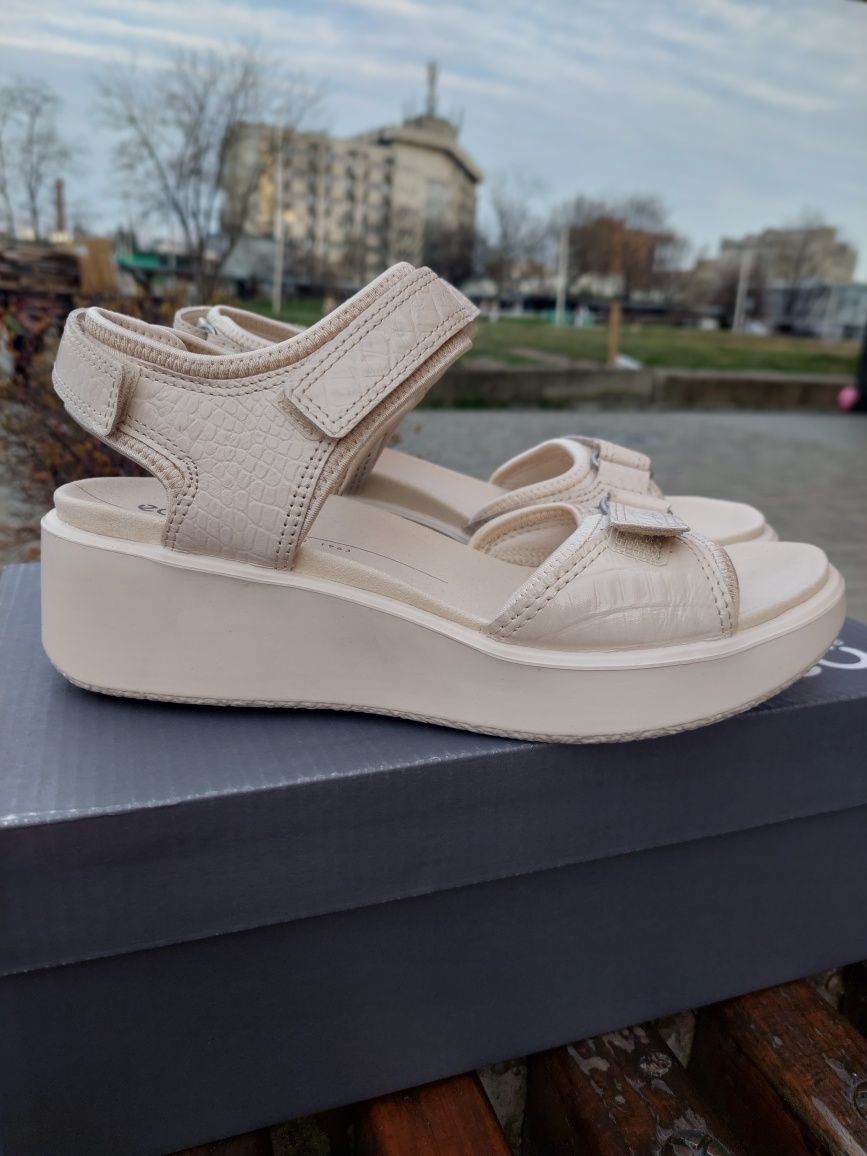 36 р Оригінальні шкіряні босоніжки Ecco  FLOWT WEDGE