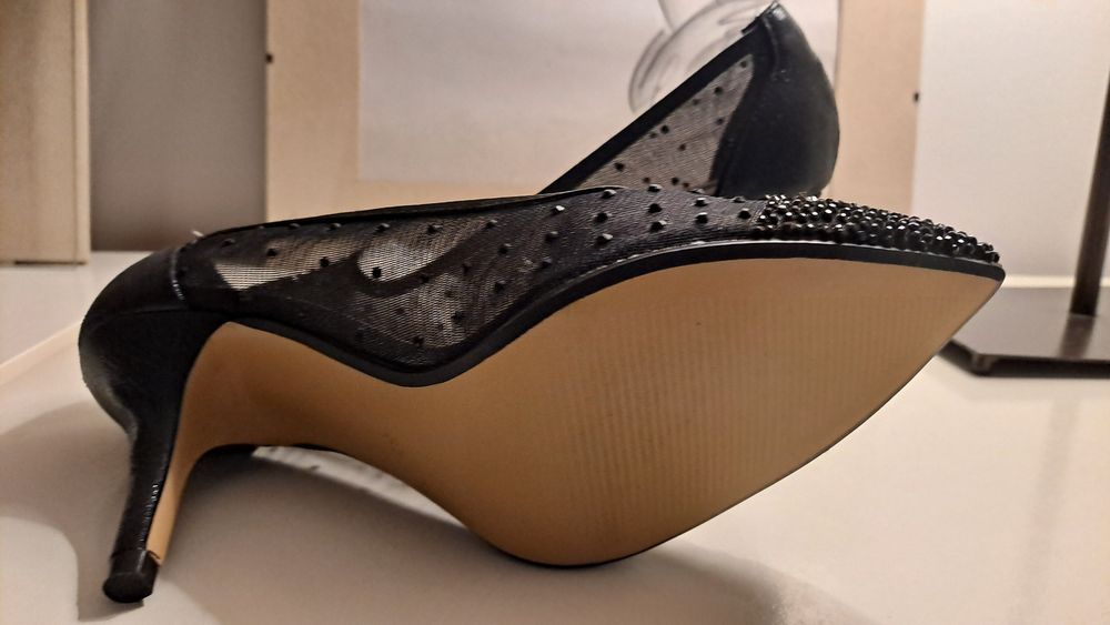 Sapatos pretos de salto