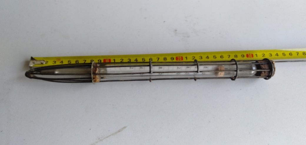 Stary termometr w drucianej odbudowie