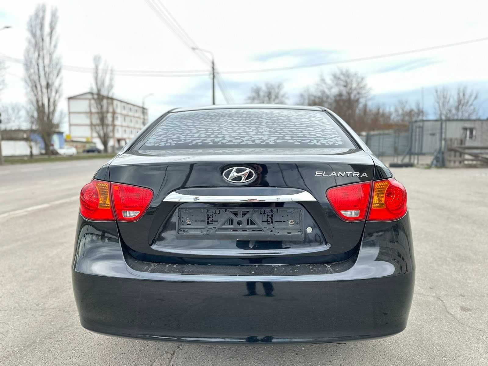 Hyundai Elantra 2011 року 1,6 л./бензин