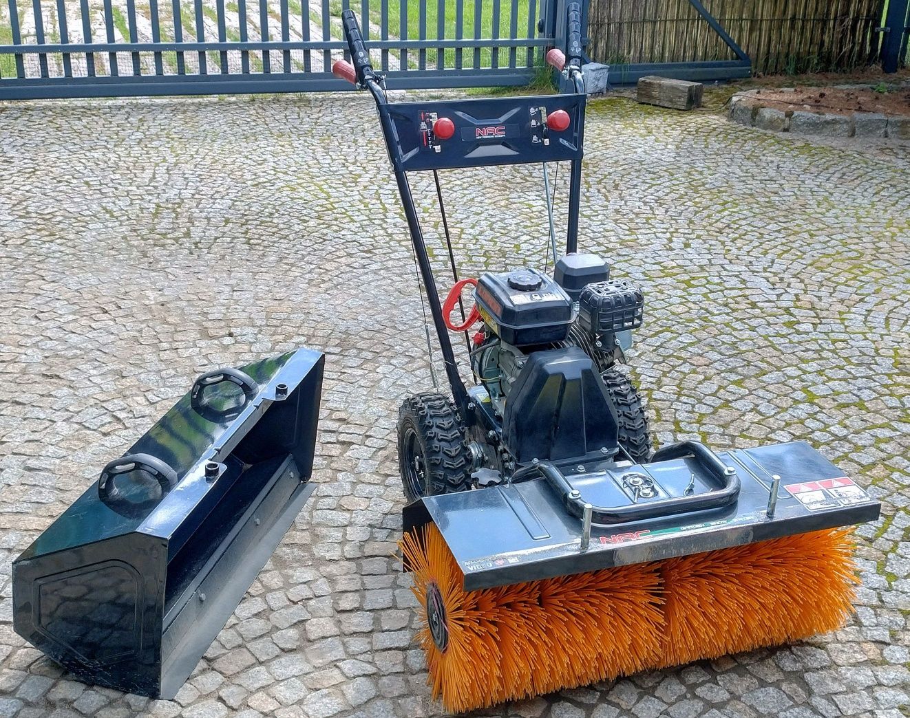 Zamiatarka-odśnieżarka spalinowa z napędem NAC SWP80-196L-KC +pojemnik