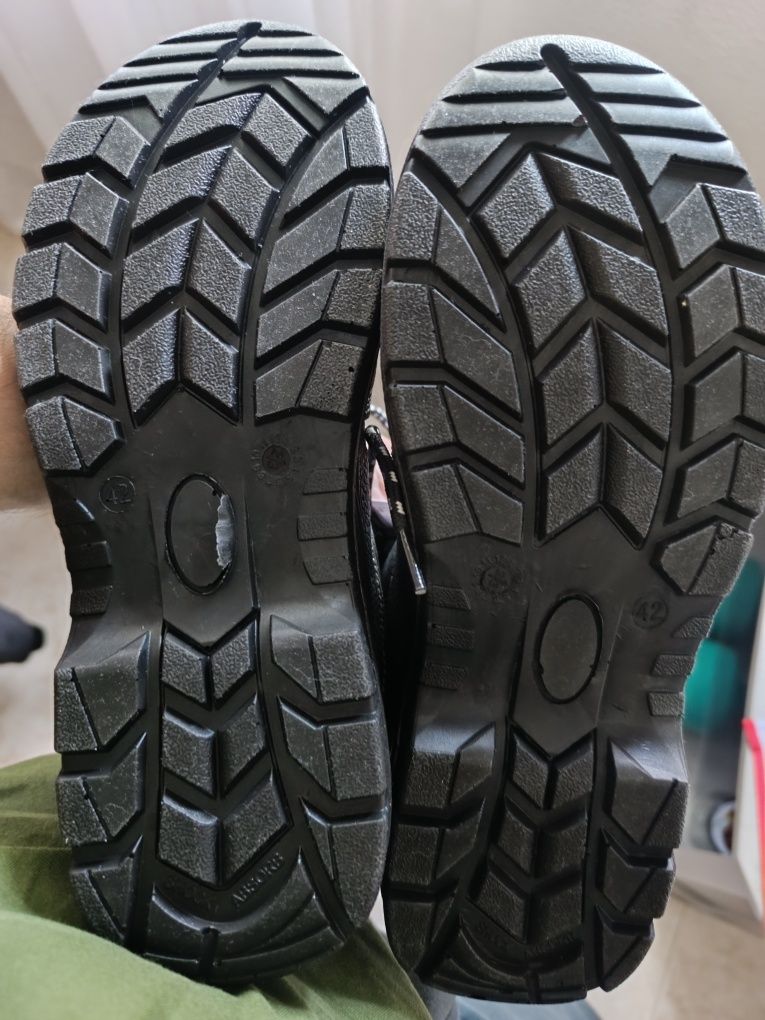 Botas biqueira de aço T42 Novas
