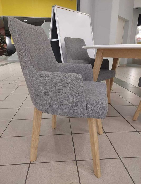 Sprzedam stół z krzesłami.