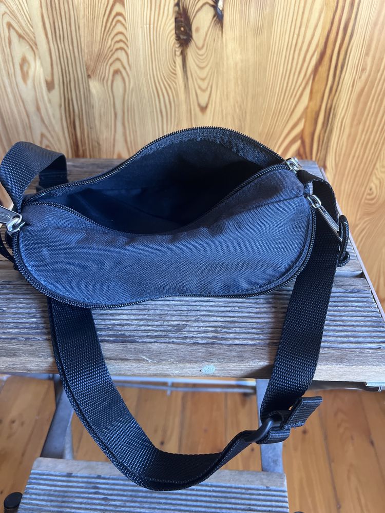 Sprzedam saszetkę, nerkę firmy EASTPAK (USA) kolor niebieski.