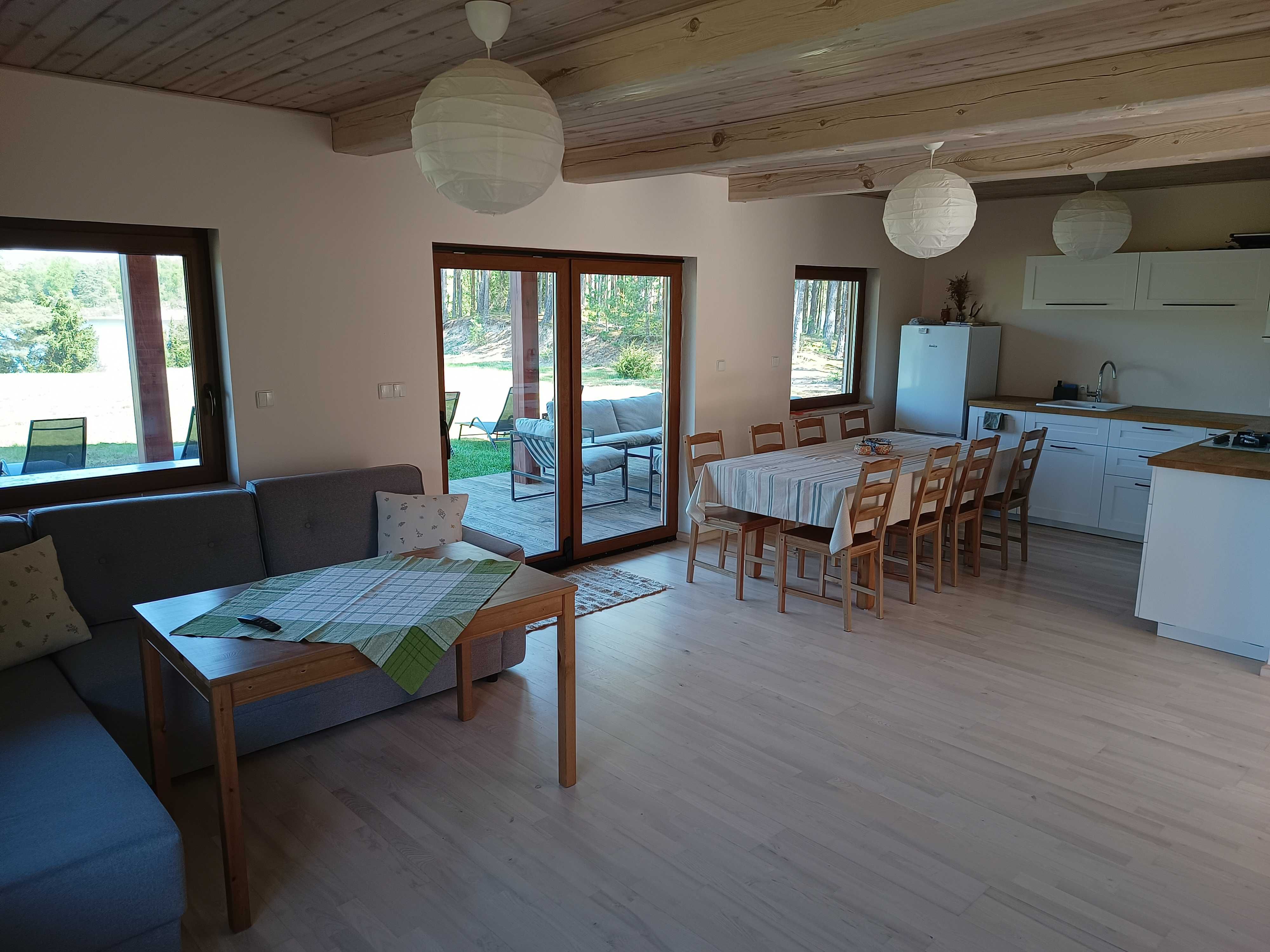 Całoroczny domek nad jeziorem z prywatną plażą – dla 4-10 osób