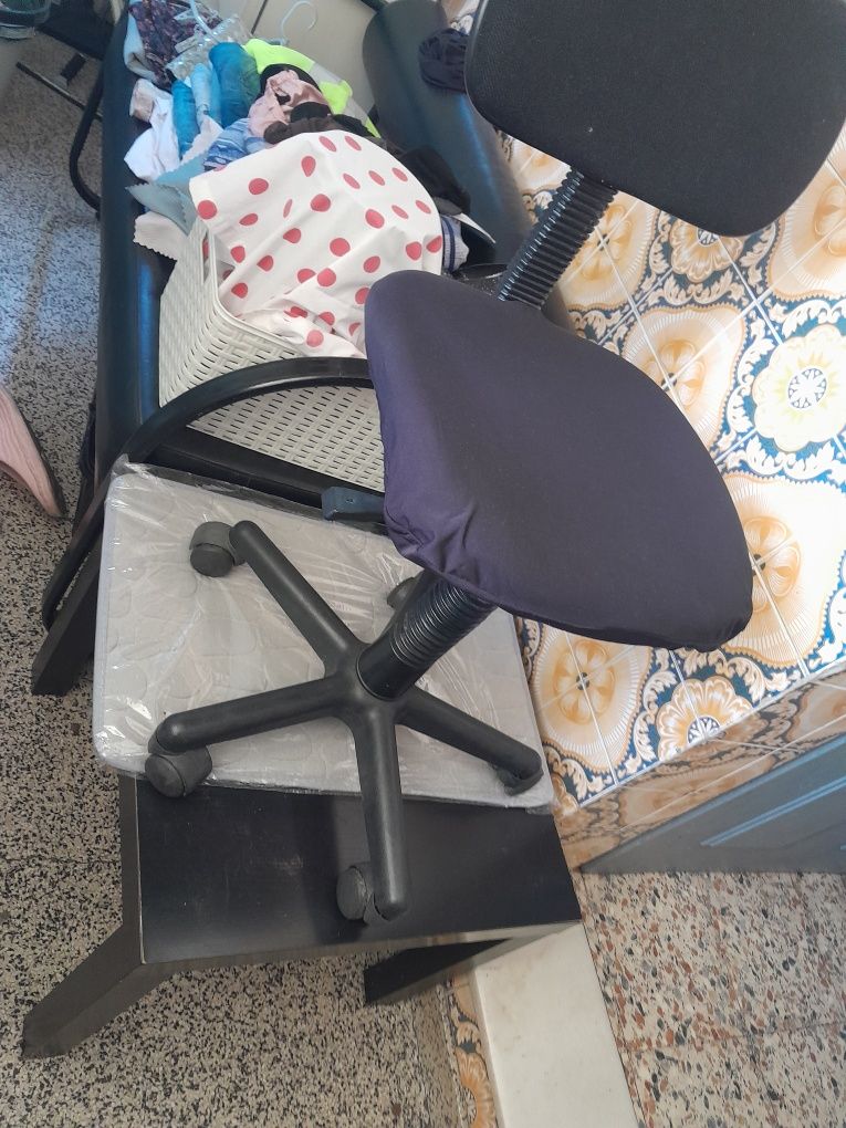Mesa+Cadeira preta elevatória+Tapete cinza novo