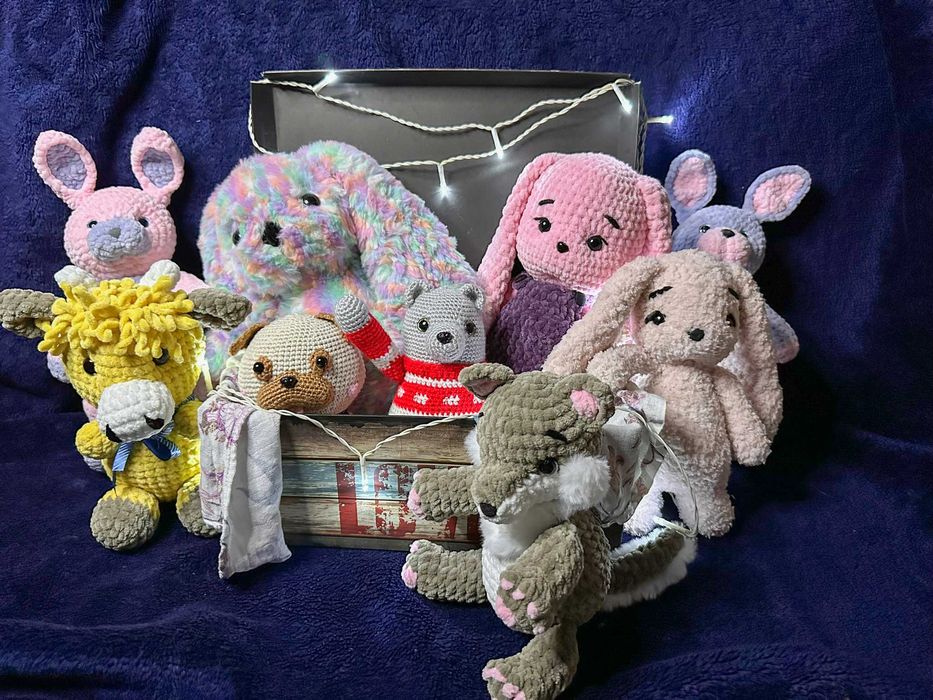 Miś w czerwono-białym sweterku