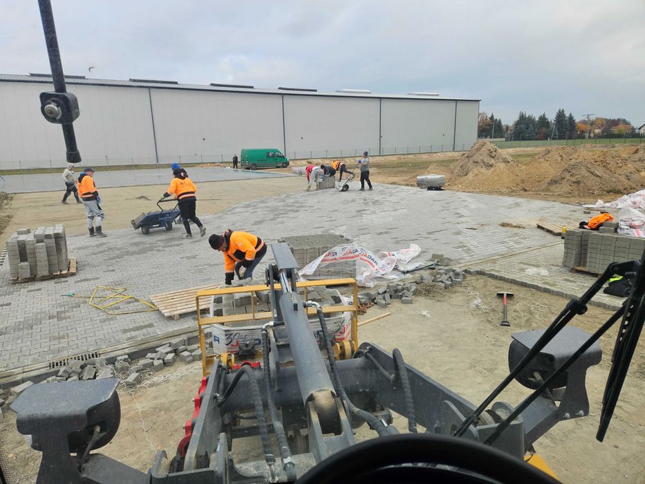 Układanie kostki brukowej przemysłowej  behaton 8 cm duże powierzchnie