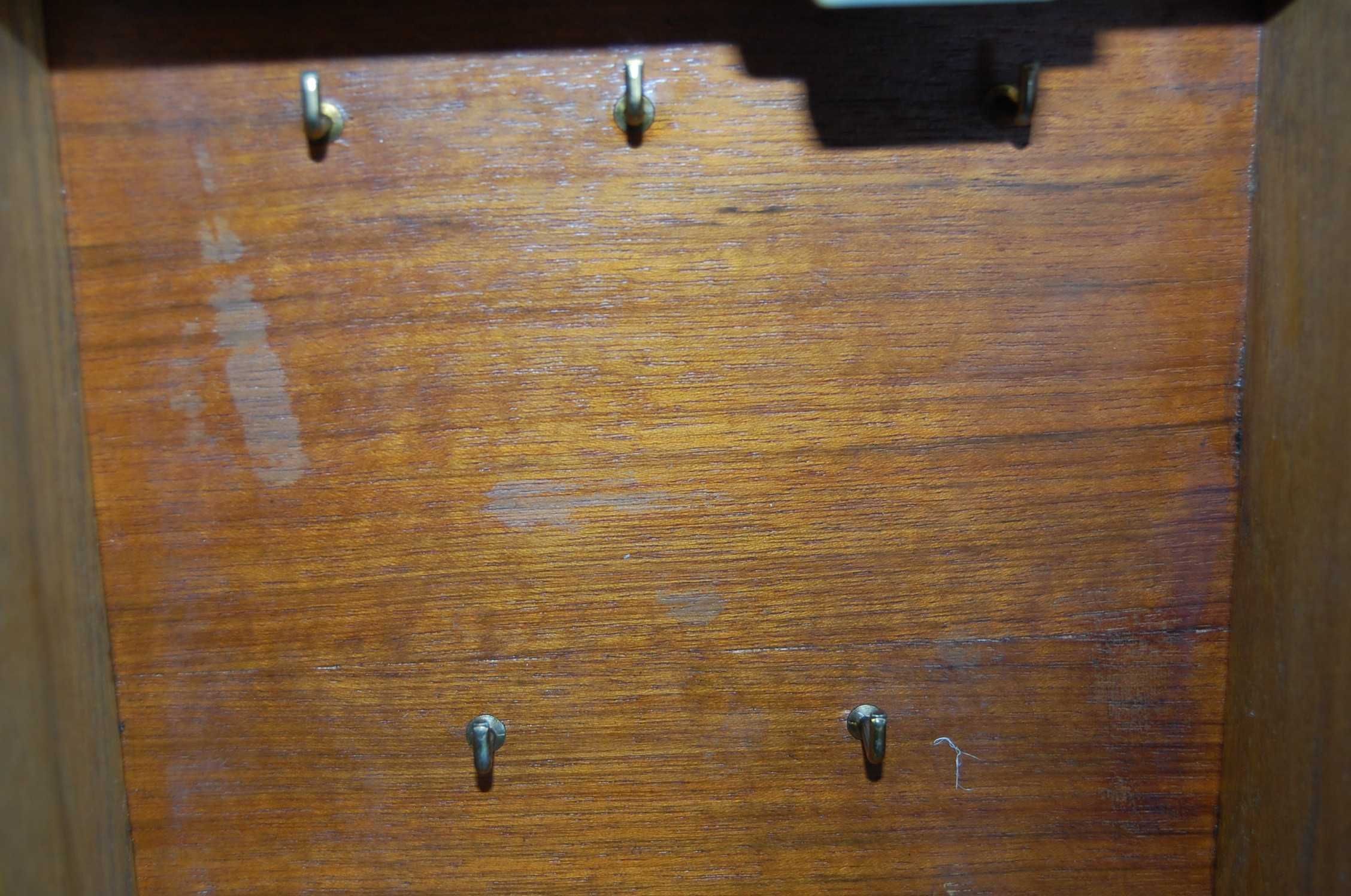 Skrzyneczka, szafeczka drewniana, zamykana, na klucze - PRL