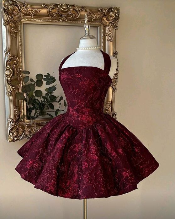 Elegancka, romantyczna, modna bordowa sukienka