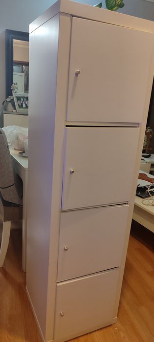 Móvel com prateleiras