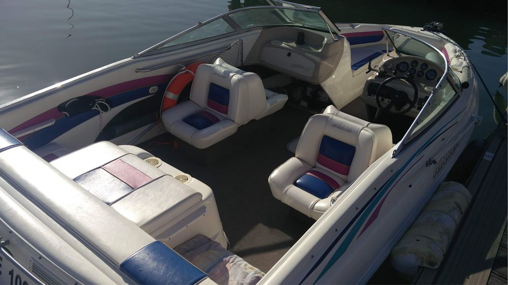 Barco bow rider Rinker Captiva 212 proa aberta, reboque, aceito retoma