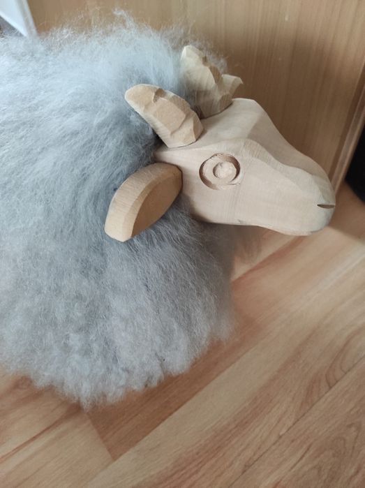 Szary stołek koziołek