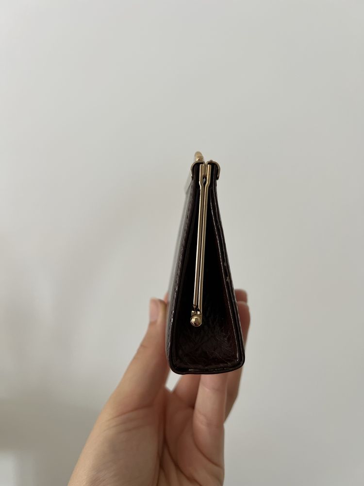 Porta-moedas castanho pequeno em pele