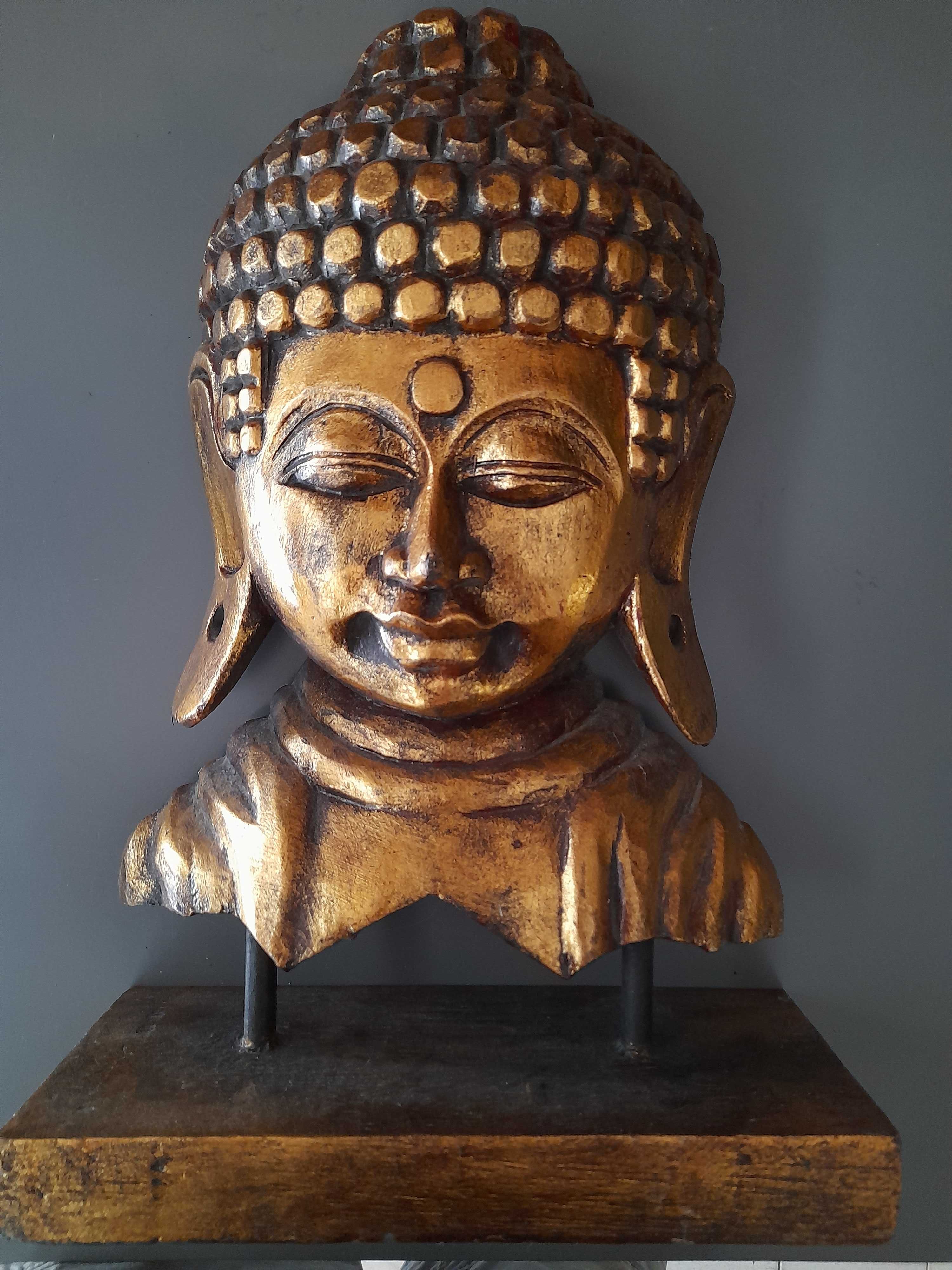 Busto de BUDA em madeira ,dourado e com relevo. Usado em bom estado.