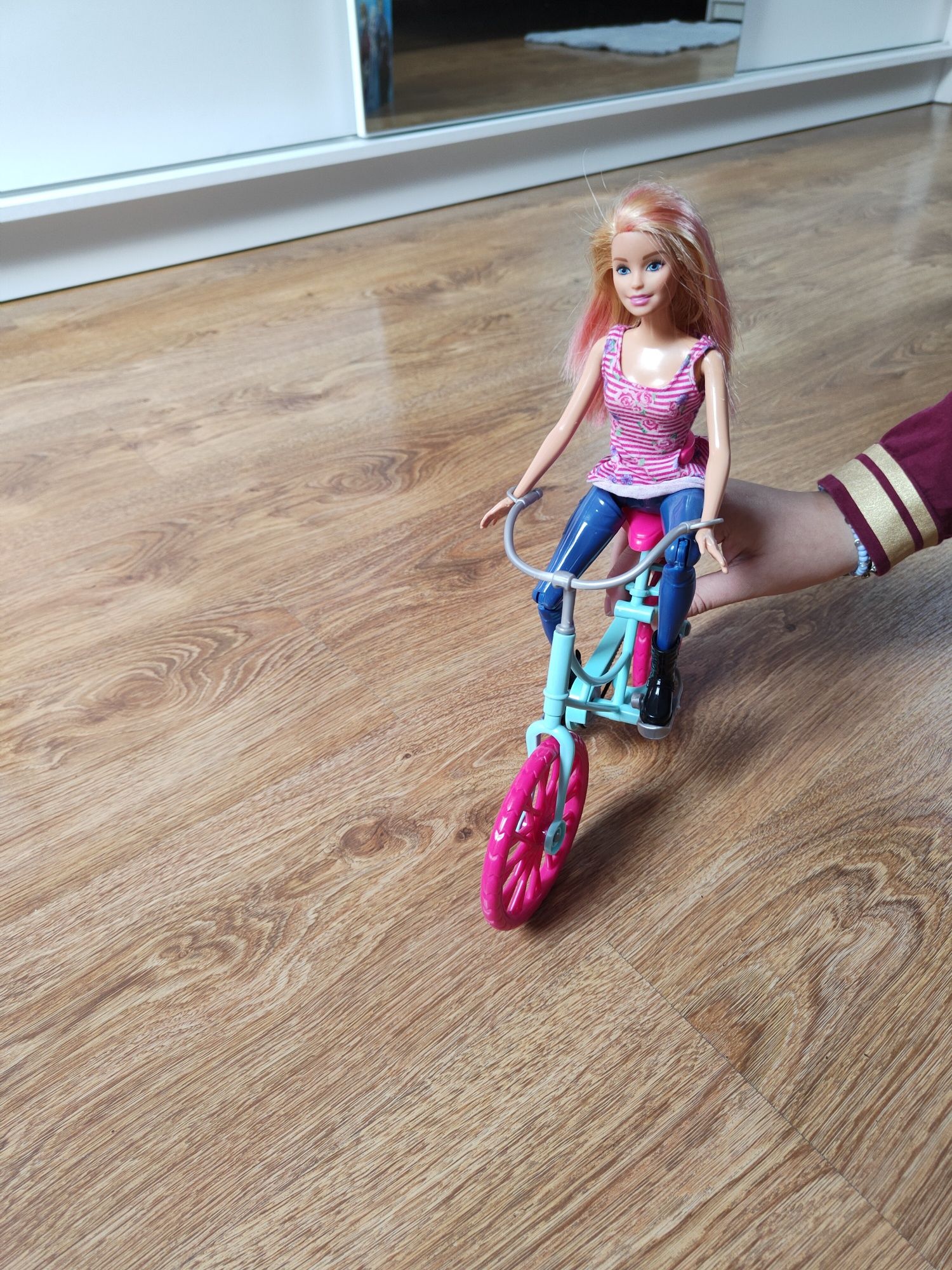 Lalka Barbie i rower