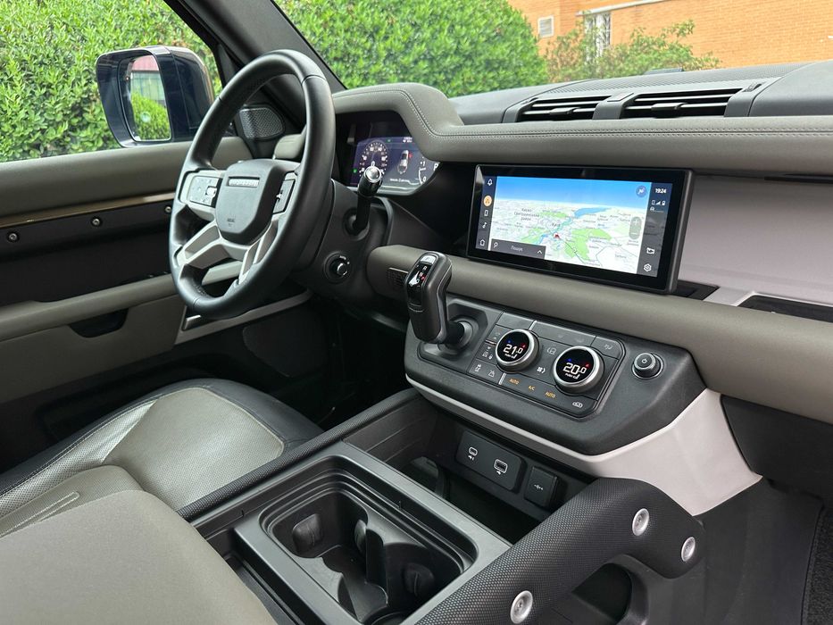 Land Rover Defender D300 X-Dynamic