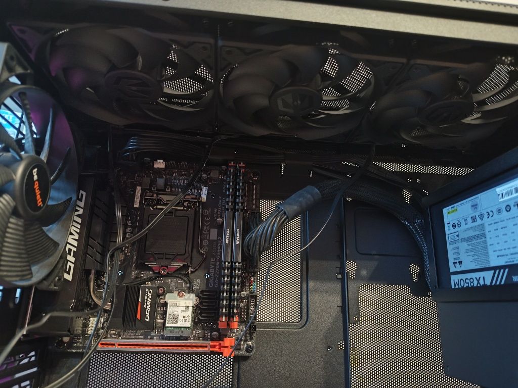 Nie dokończony komputer mini itx  lian li Corsair adata Gigabyt 32gb