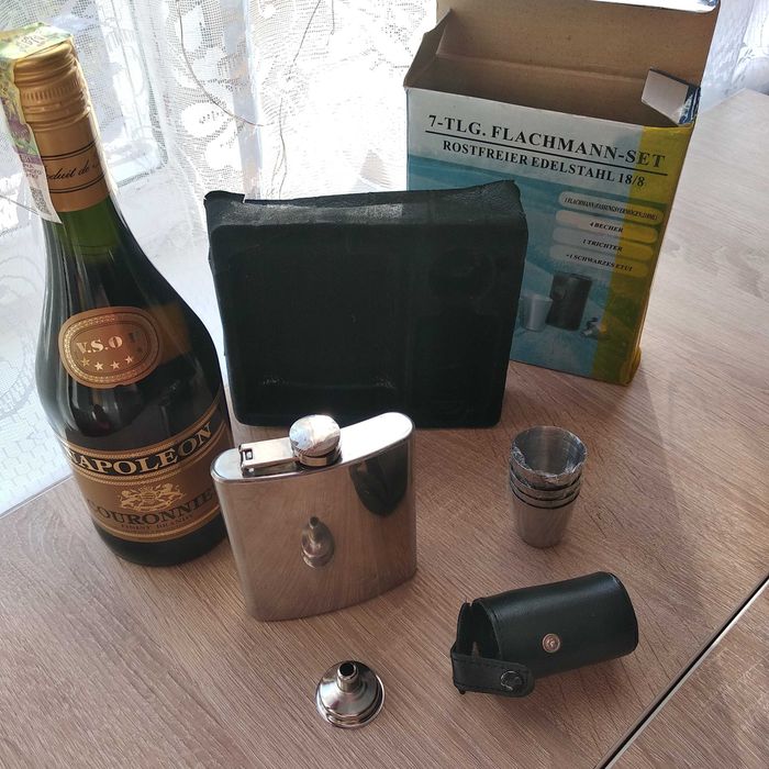 Набір подарунковий 6в1 фляга/лійка/стопки 4 шт./чохол для стопок