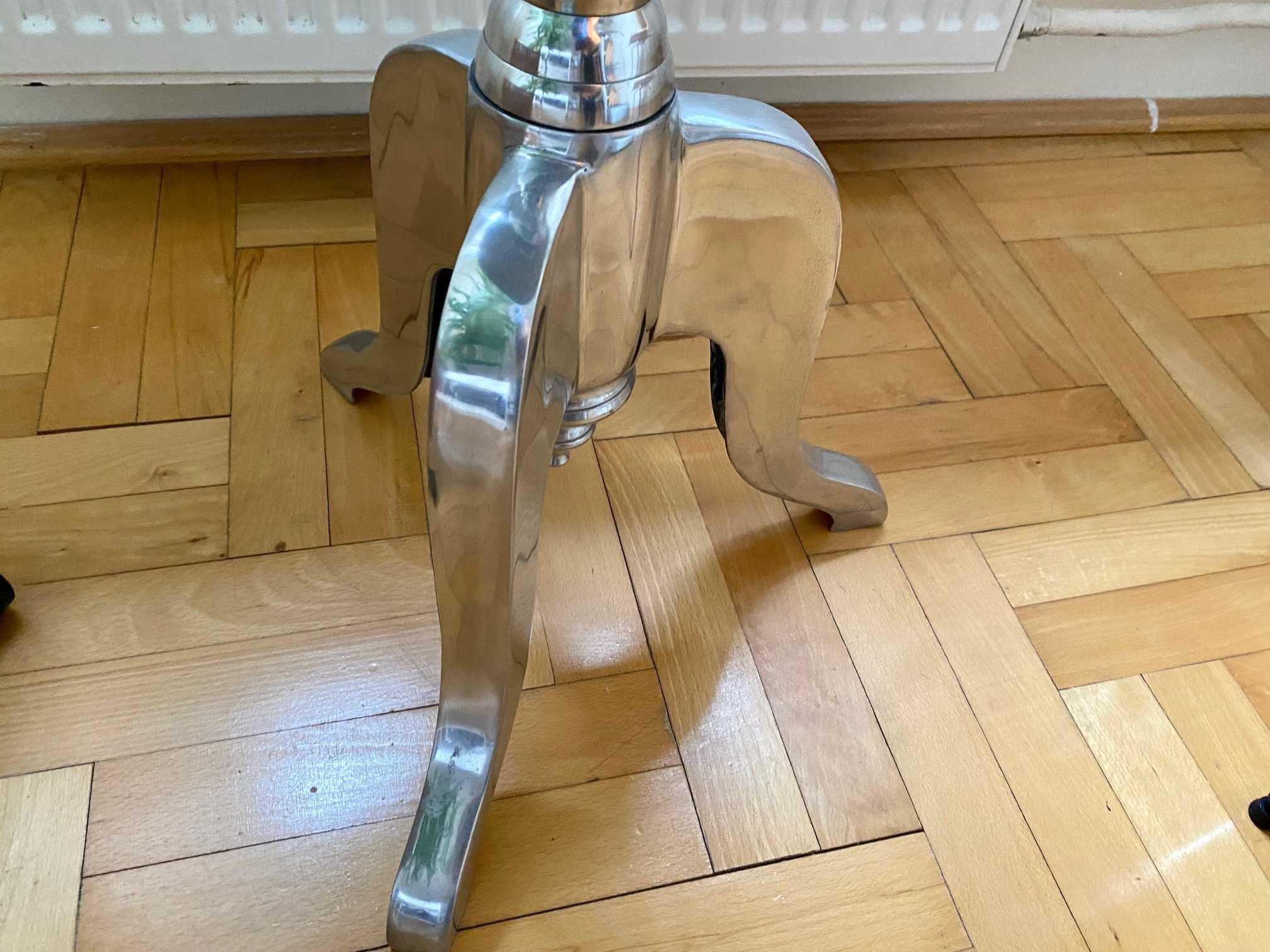 Piękny stół okrągły srebrny ciekawy design i kształt. Styl glamour