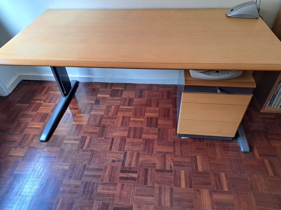 Vendo secretária e estirador
