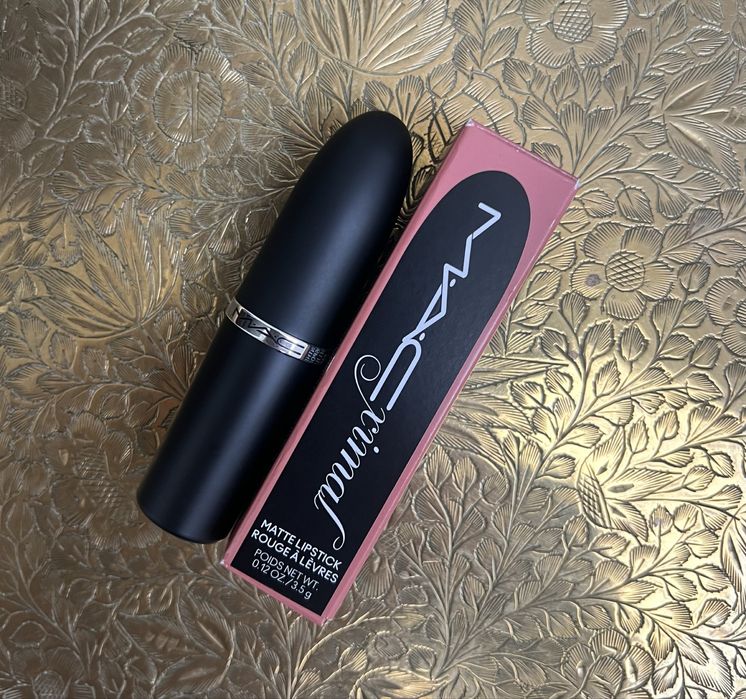 MAC Cosmetics Macximal Silky Matte Lipstick odcień Kinda Sexy