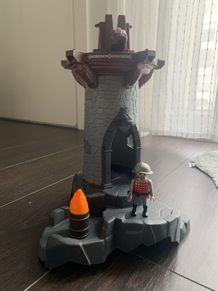 Torre do castelo do dragão com boneco Playmobil