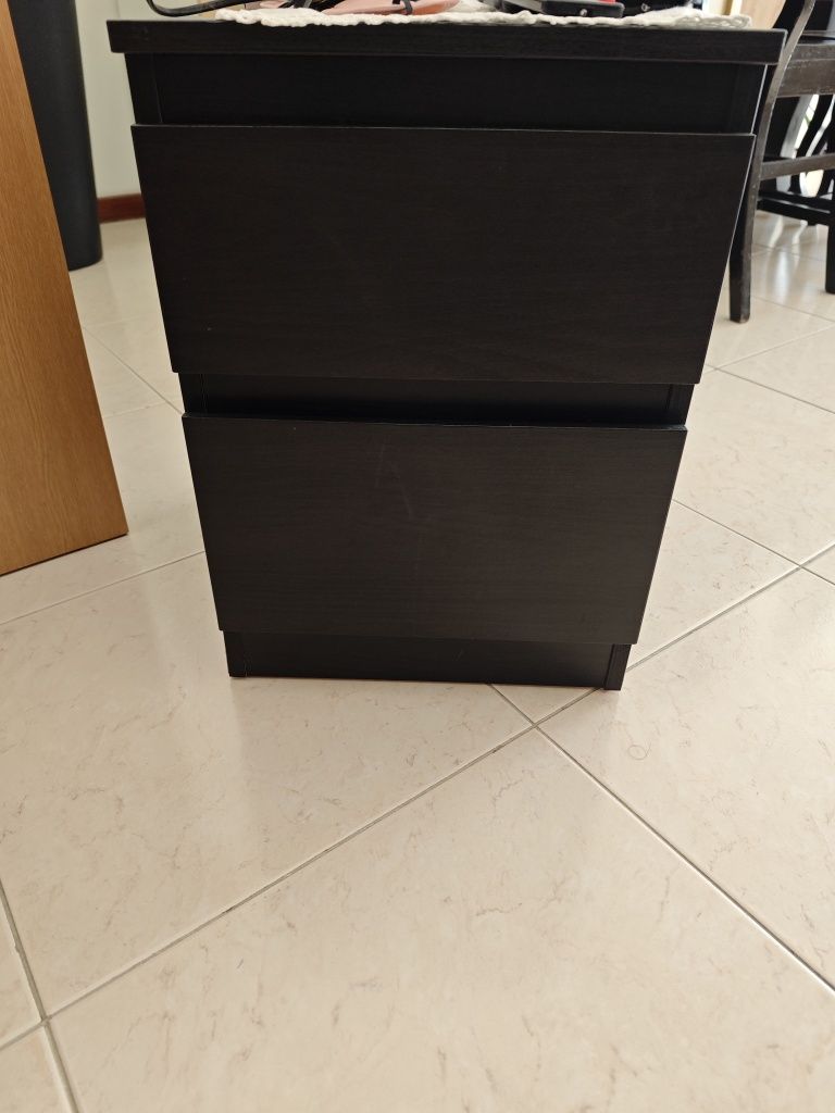 Cama extensível com 2 colchões e mesa de cabeceira