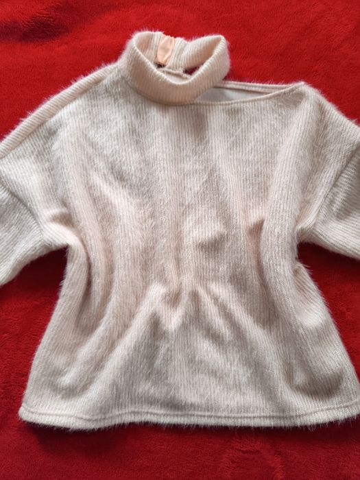 Жіночий светр з вирізом