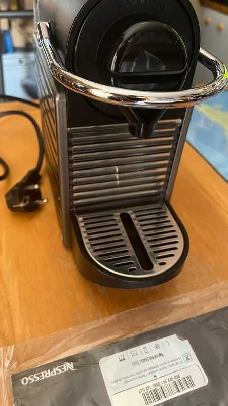 Máquina café NESPRESSO Pixie