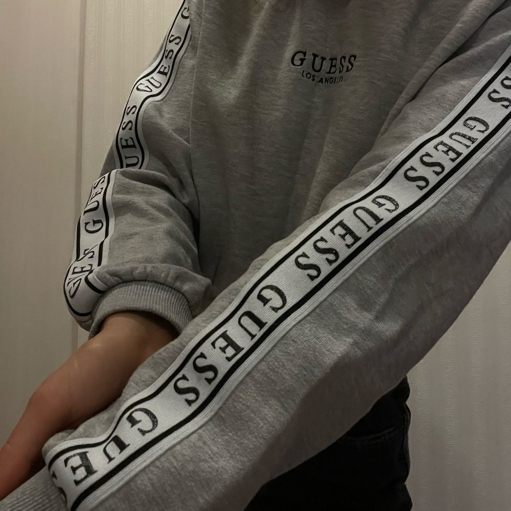 Світшот GUESS вкорочений