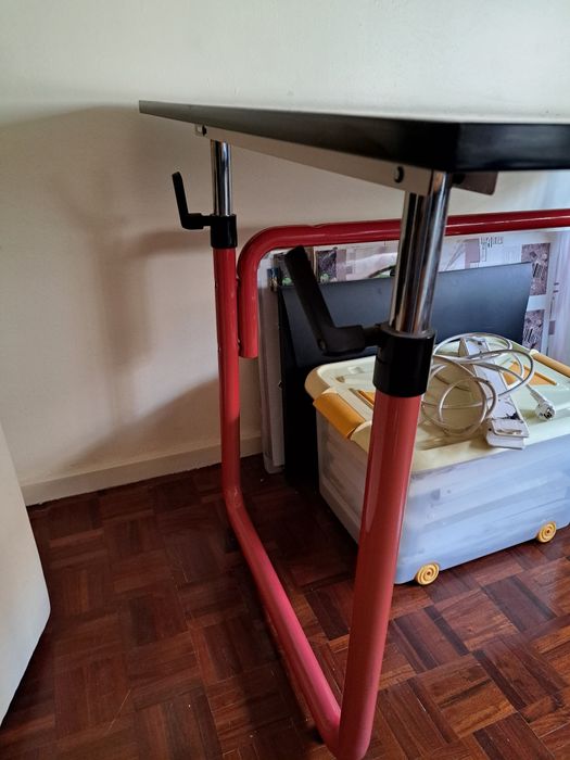 Vendo secretária e estirador