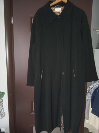 Długi czarny płaszcz