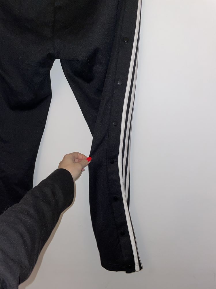 Damskie spodnie sportowe Adidas rozpinane po bokach