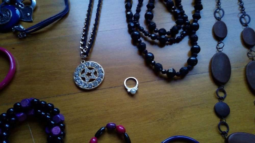 Colares,pulseiras e anel com portes