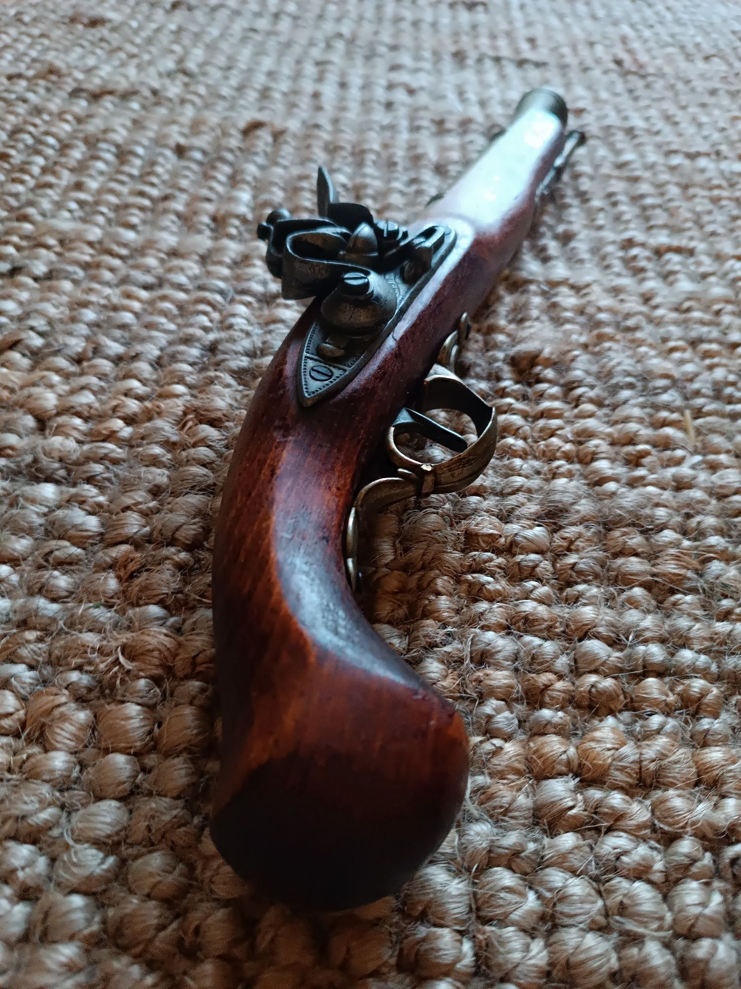 Pistola antiga de madeira