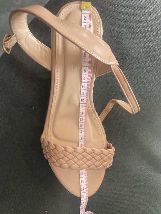 Босоніжки на платформі