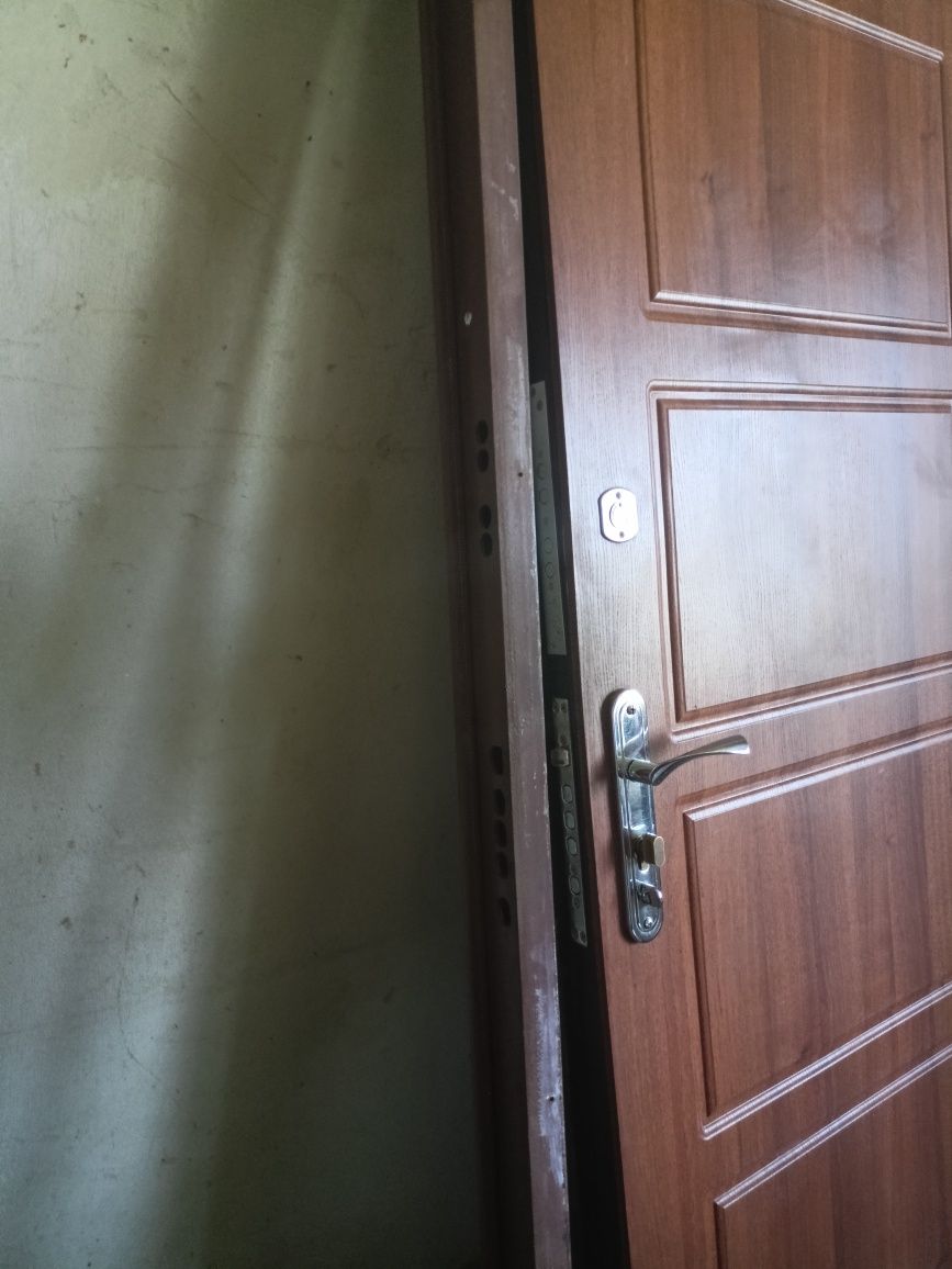 Продам бронированную дверь