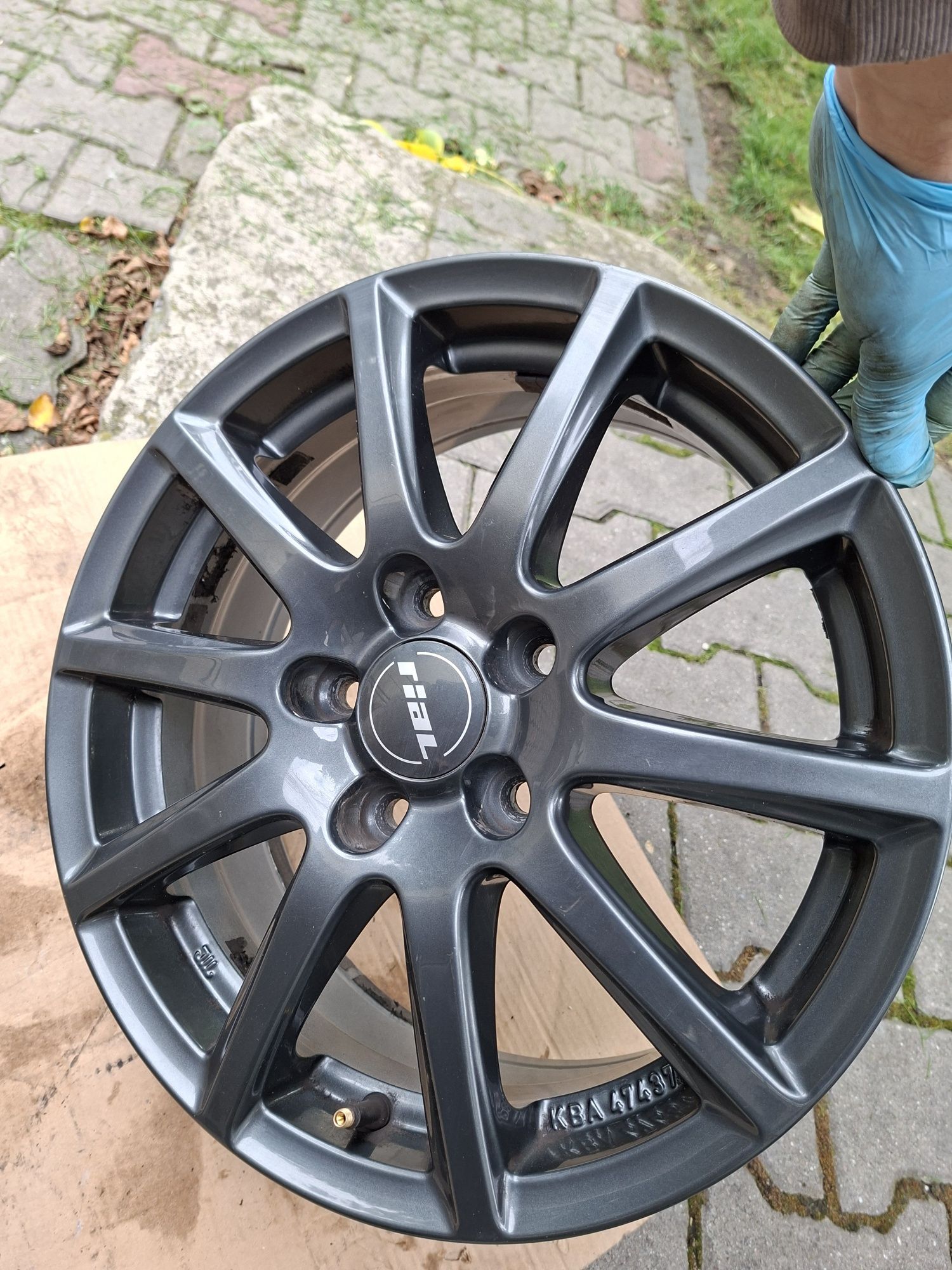 5x114.3 R16 Felgi Aluminiowe Czarne Alufelgi Kia Hyundai Mazda
Komplet