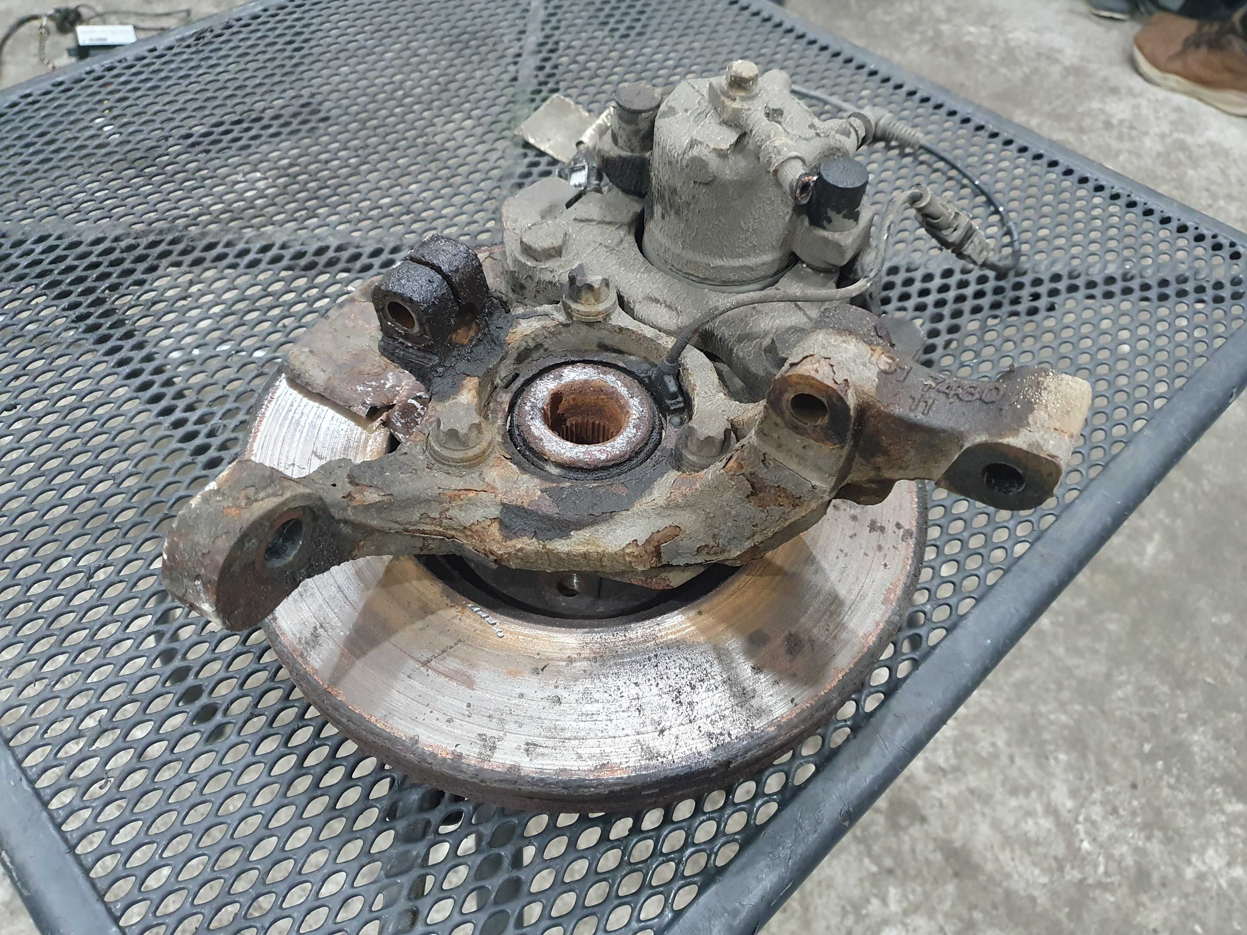 Zwrotnica piasta zacisk Opel Astra 3 H III 1.4 benzyna 4x100 prawy