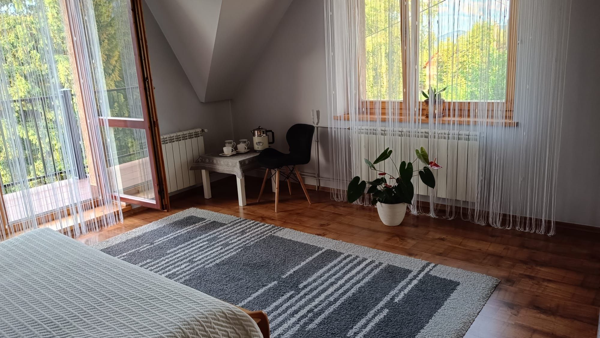 Pokój z aneksem kuchennym i łazienką