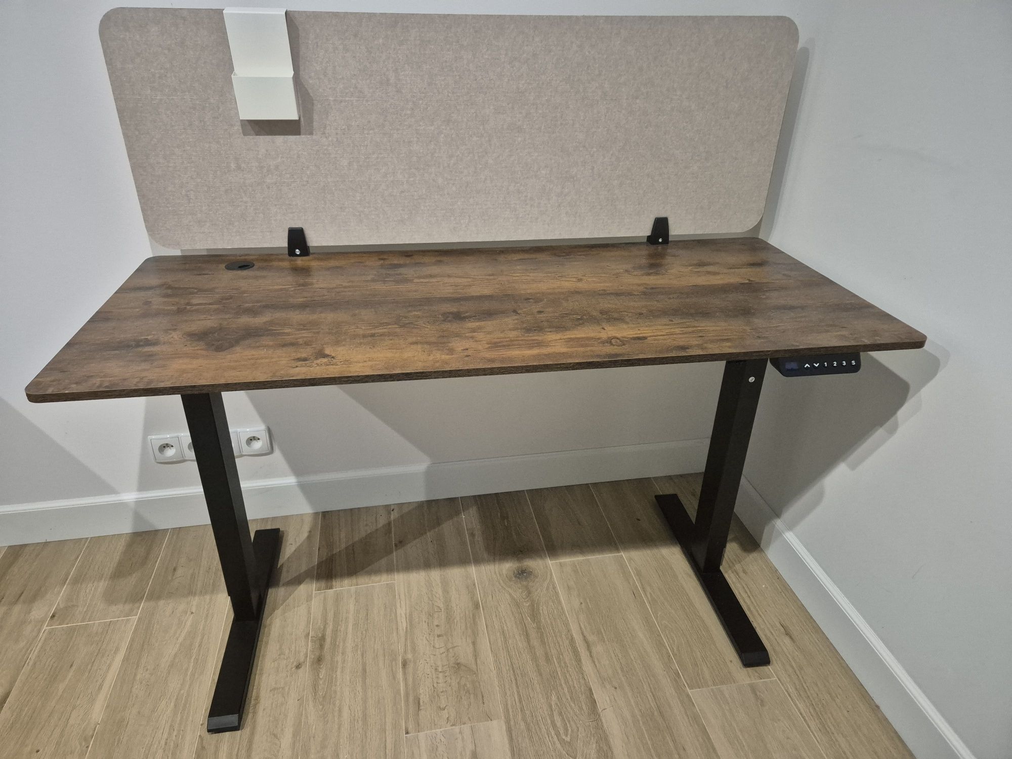 Biurko regulowane z przegrodą i rynną na kable 60x140
