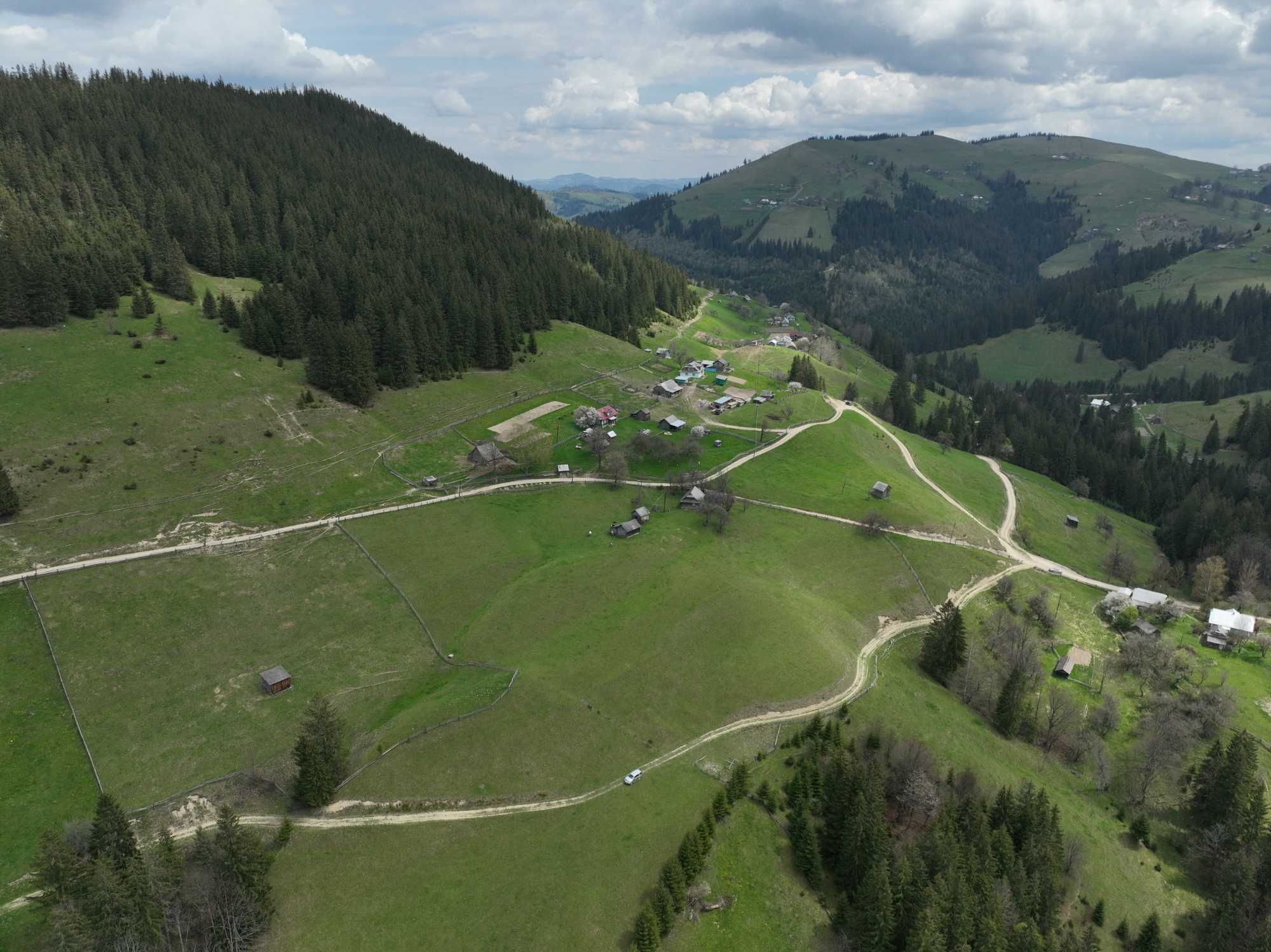 Продаж земельної ділянки в Карпатах з водою та двома під’їздами