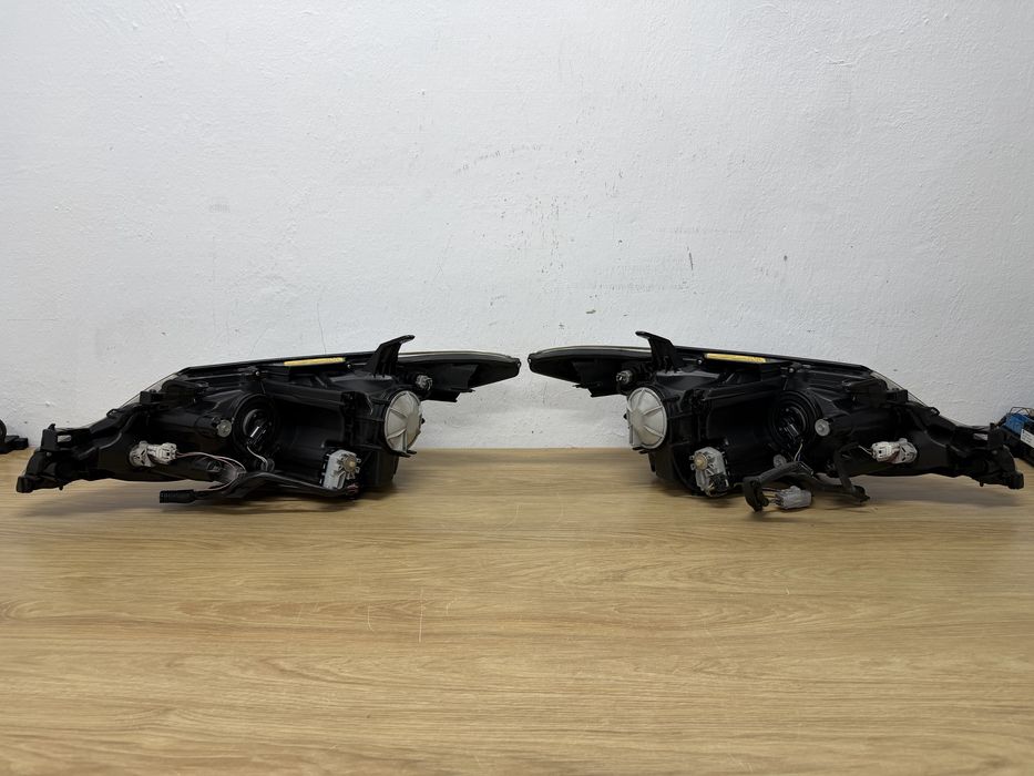 Lampy przednie Toyota Previa III, Sienna 09-19r xenon, komplet