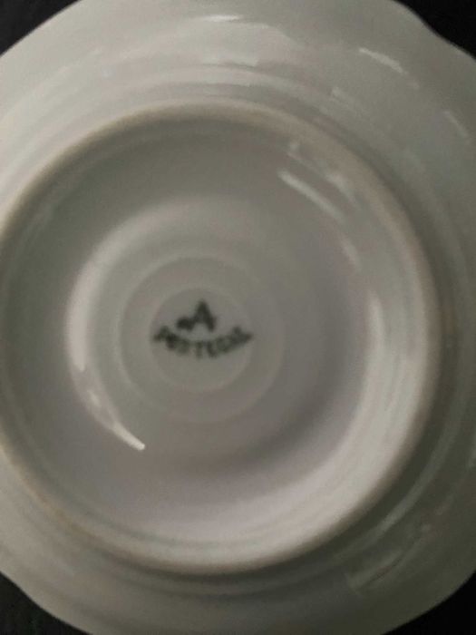 Conjunto de 6 chávenas de café douradas–Porcelana Portugal(anos 70/80)