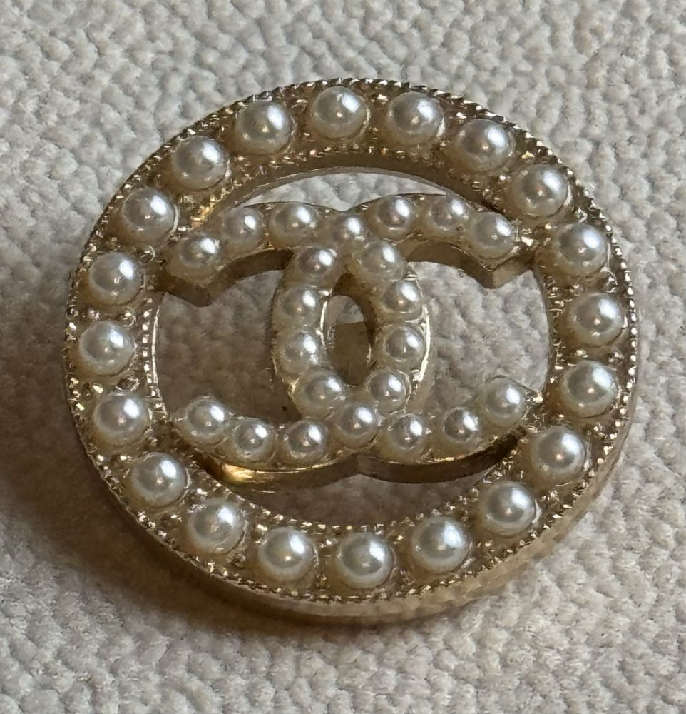 Piękny duży 2.8 cm guzik Chanel kolor złory z perłami sygnowany