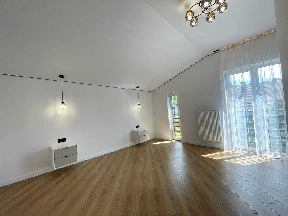 Продаж котеджу з новим сучасним ремонтом в Брюховичах.