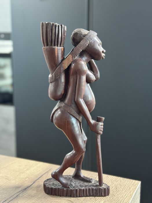 Escultura tradicional angolana em madeira