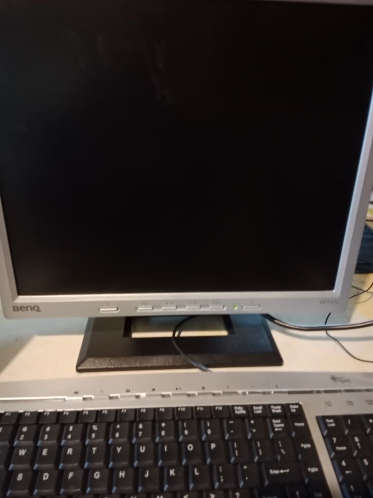 Sprzedam monitor wraz z klawiaturą i głośnikami