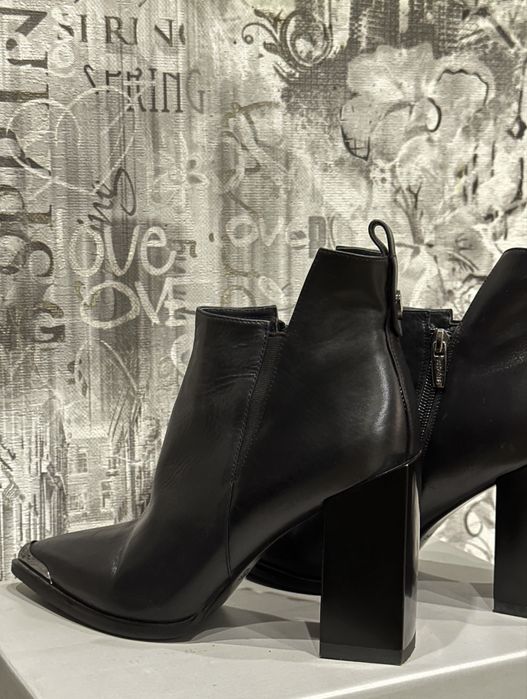 Стильні черевики з гострим носком Attizzare Miraton.